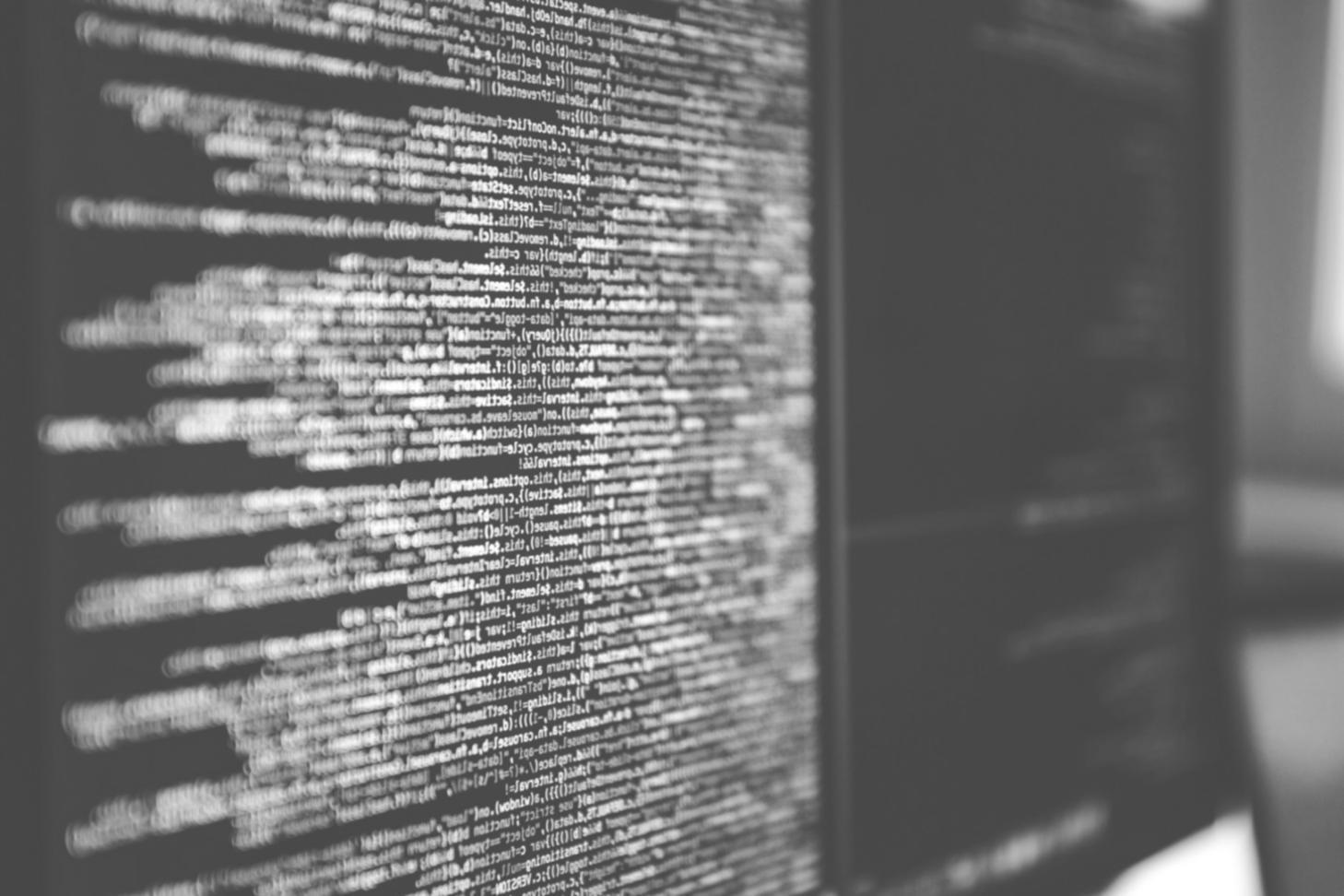 Desarrollador trabajando en código moderno